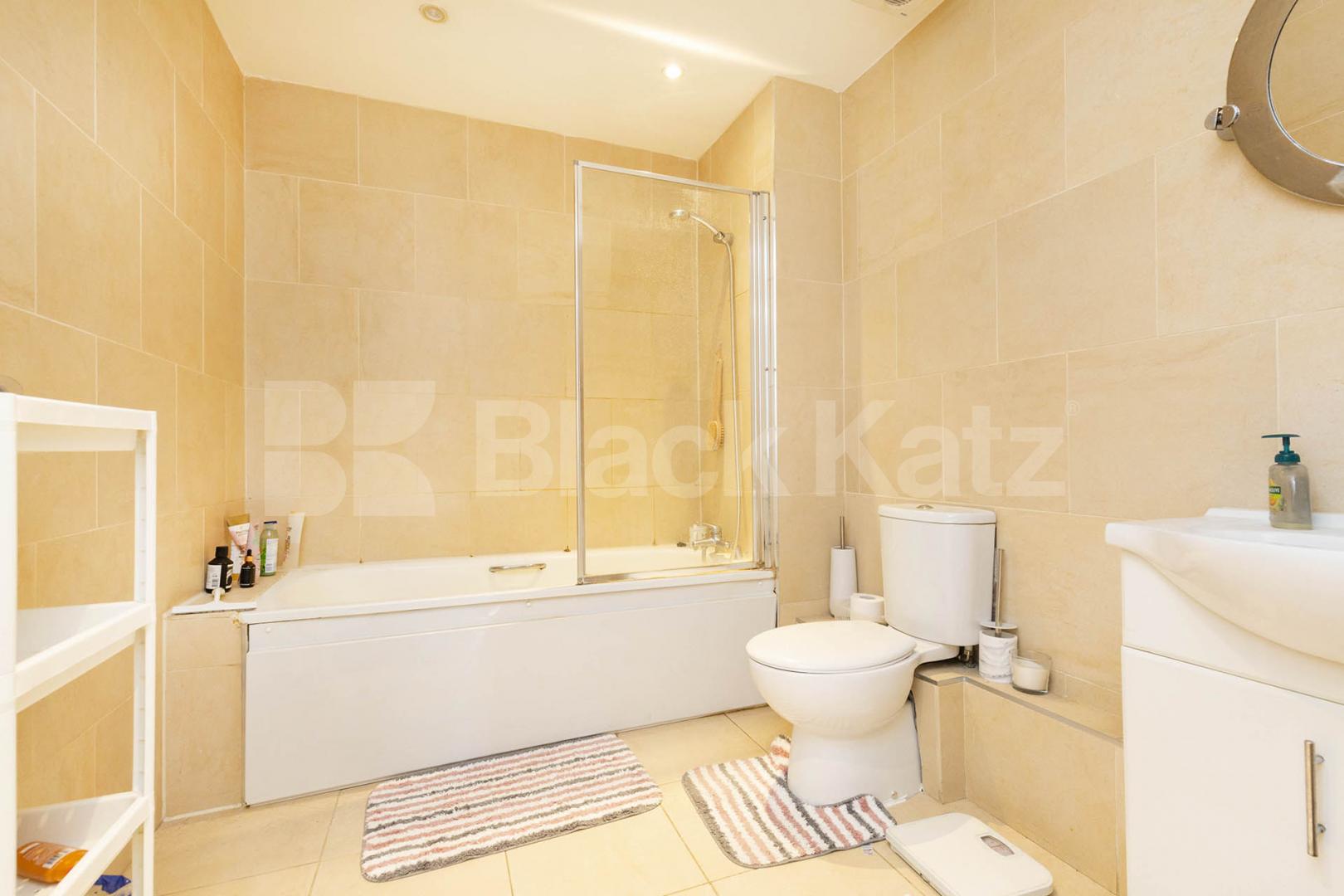 Top floor 2 bedroom apartment next to station with allocated parking  Montague Close, High Barnet 